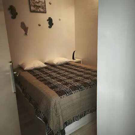 Apartment F 2 Climatisee 200 M De La